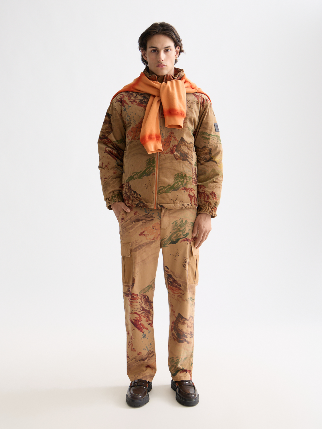 SCOTCH & SODA Harper cargo pants with multiple pockets and relaxed fit, shown in a front view.