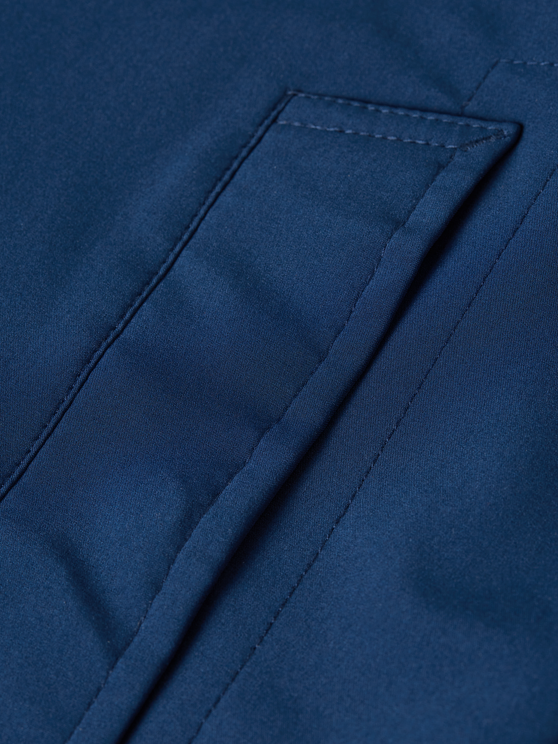 SCOTCH & SODA softshell hooded jacket showing front view with adjustable hood and zip closure, ideal for outdoor wear.