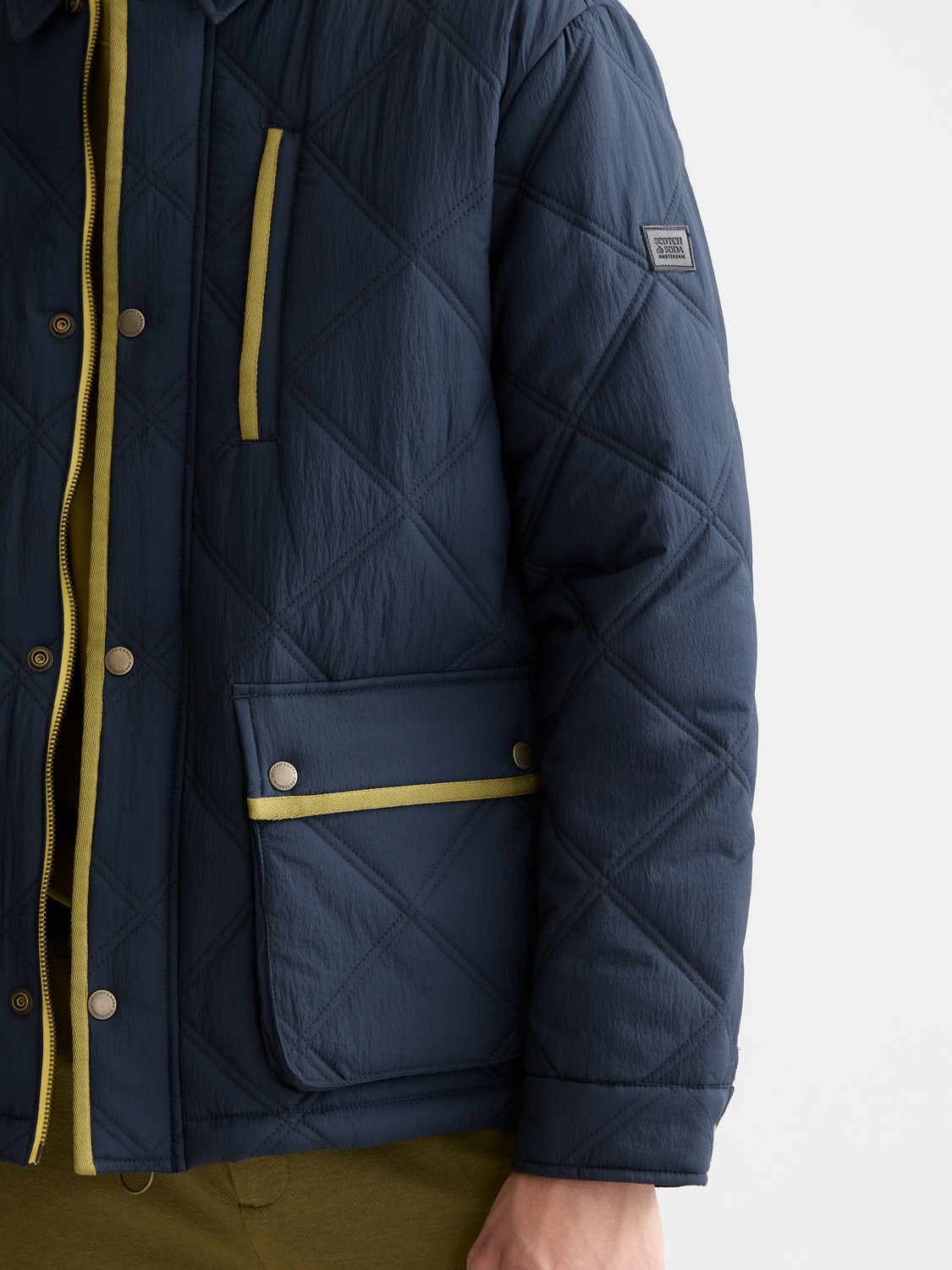 Scotch & Soda quilted jacket in navy with front pockets and a zip closure, stylish and warm outerwear for cold weather.