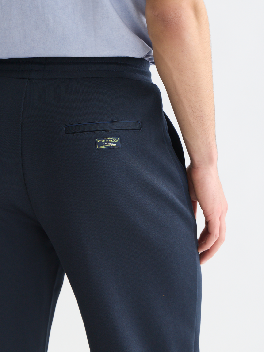 Scotch & Soda interlock sweatpants with a relaxed fit, featuring a soft fabric and elastic waistband, displayed on a model.