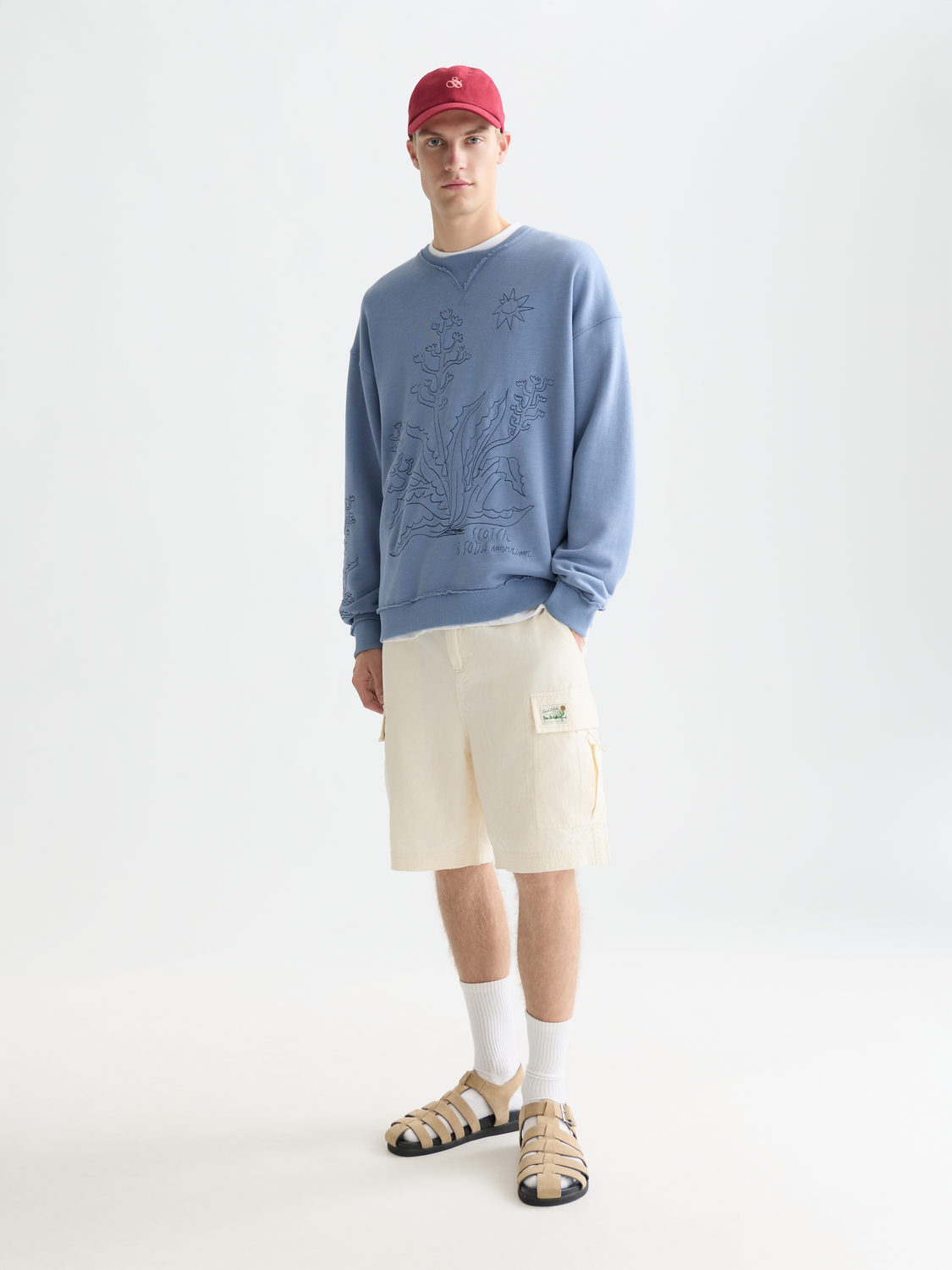 SCOTCH & SODA cargo linen shorts with multiple pockets and a relaxed fit, shown in a natural beige color.