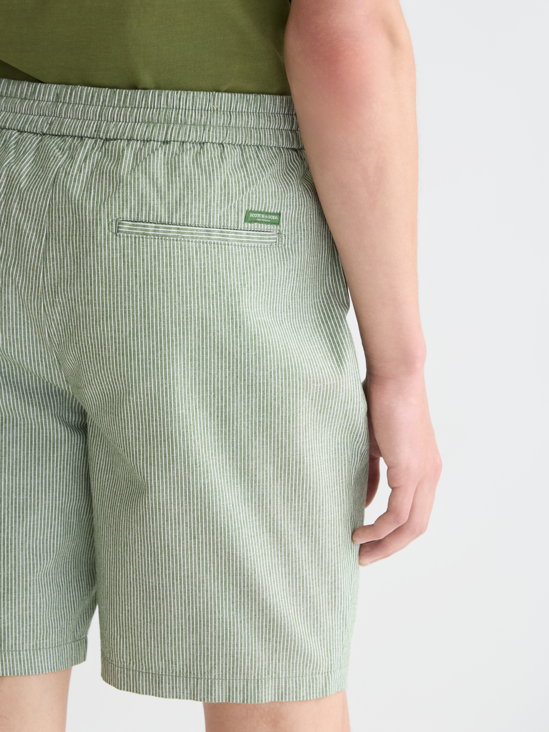 Fave cotton-linen shorts by SCOTCH & SODA in beige with a relaxed fit and side pockets, displayed on a model.