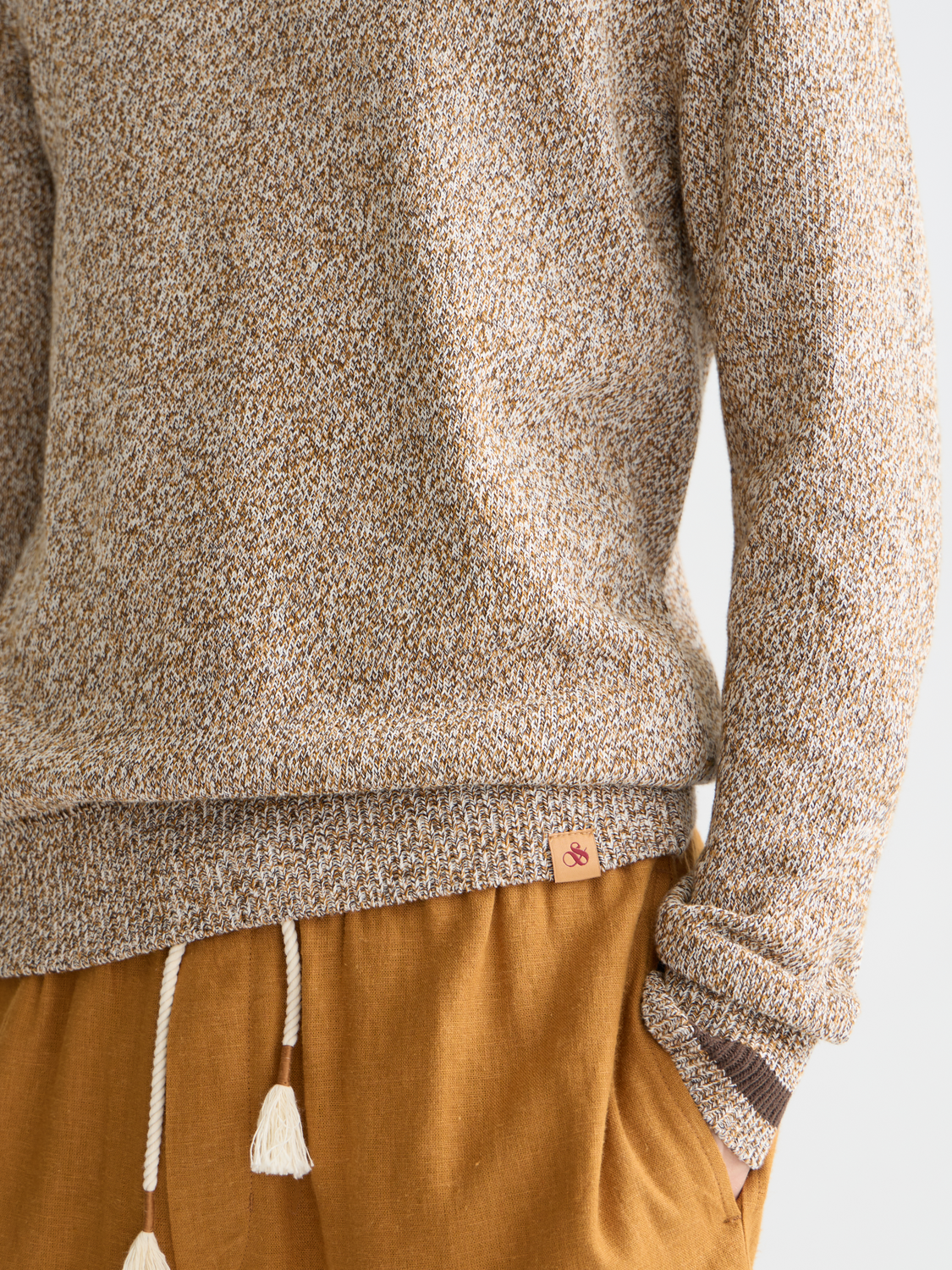 SCOTCH & SODA melange knit pullover, close-up of soft, textured fabric in a stylish, casual knitwear design.