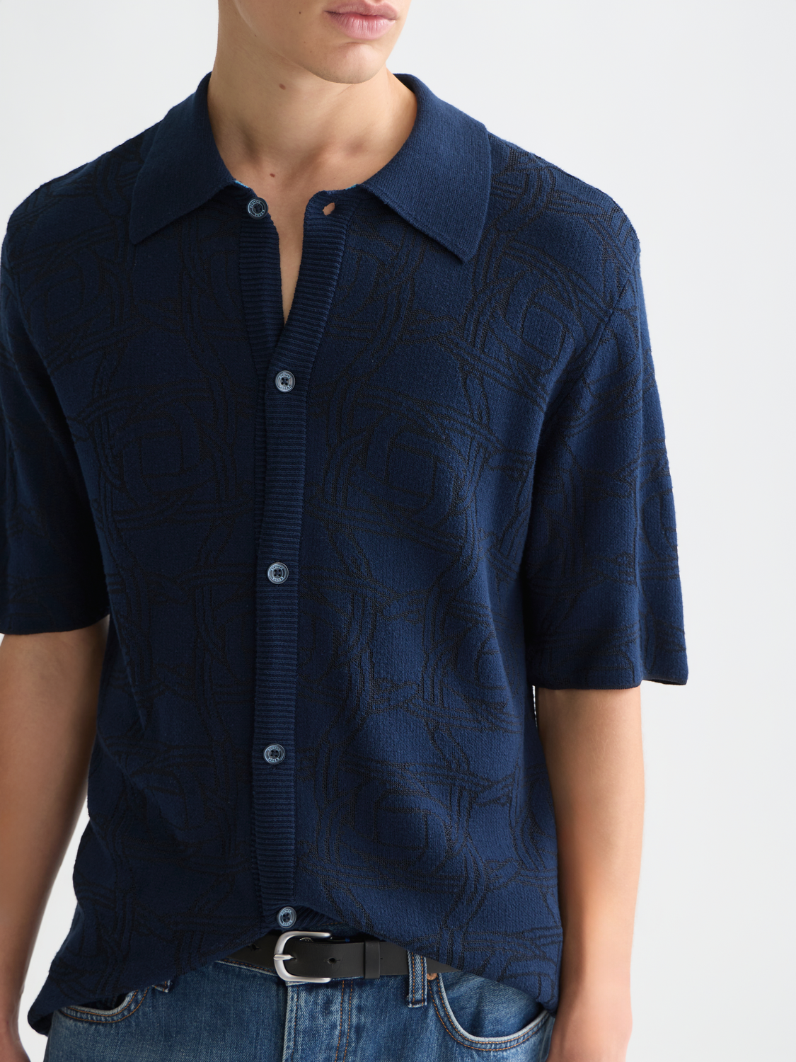 Knitted jacquard short-sleeved shirt from Scotch & Soda, featuring intricate patterns and a comfortable knitwear design.