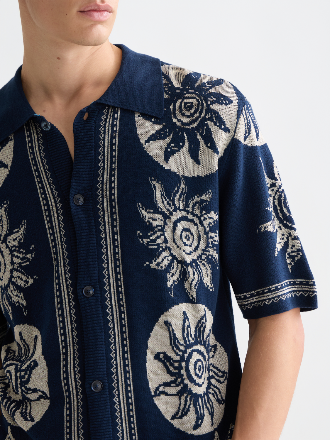 Knitted jacquard short-sleeved shirt from SCOTCH & SODA featuring intricate patterns and a comfortable knitwear design.