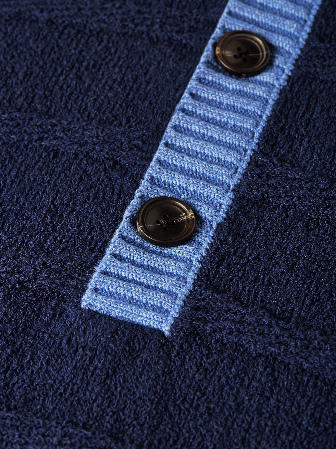 SCOTCH & SODA knitted polo shirt in a neutral color, featuring a classic collar and textured knit fabric.