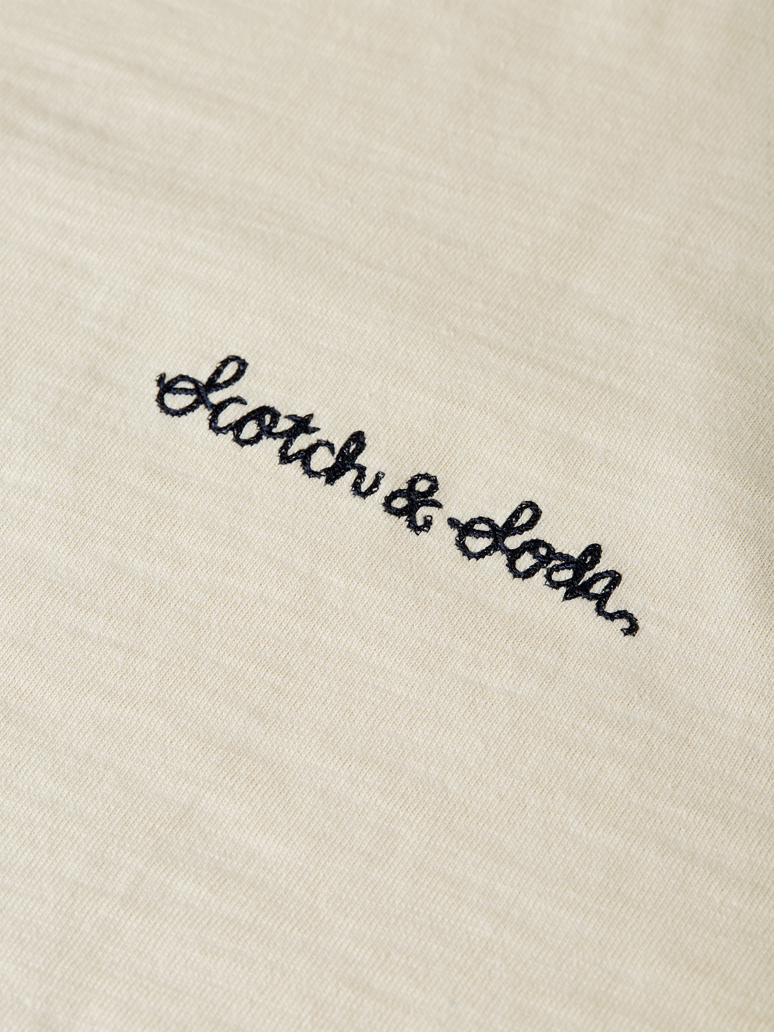 Short-sleeve Scotch & Soda embroidered logo T-shirt with colorful design on front, casual men's or women's tee.