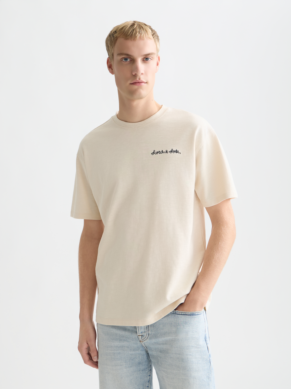 Short sleeve SCOTCH & SODA embroidered logo T-shirt with front embroidery and casual fit.