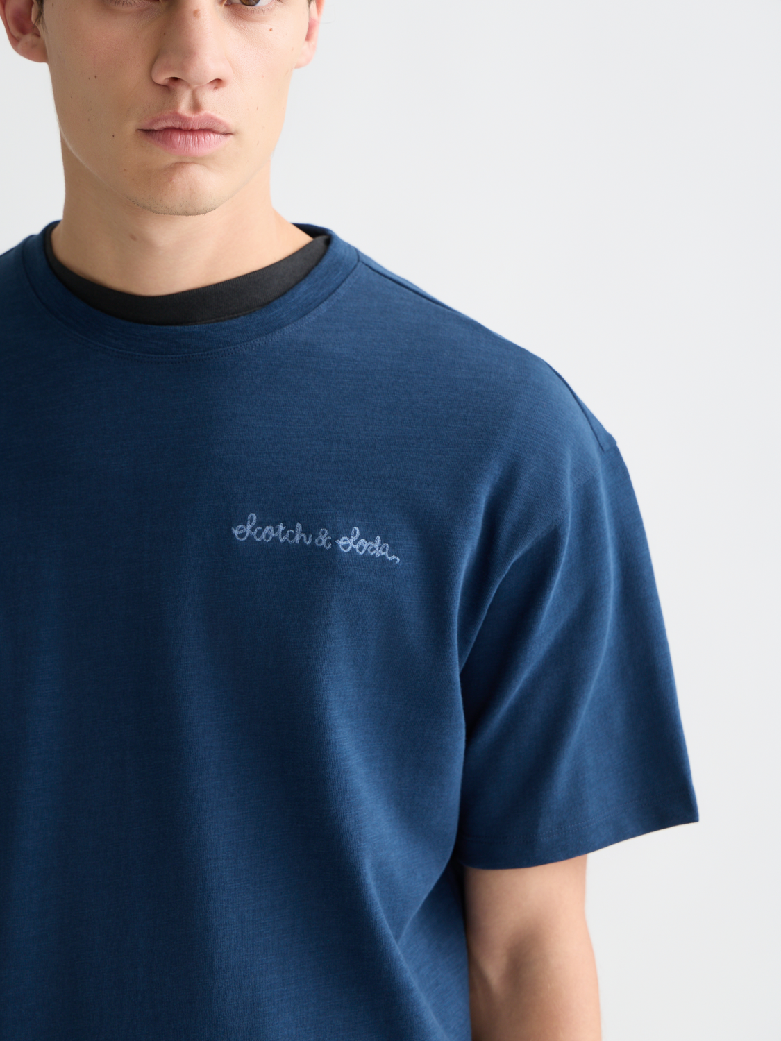 Short-sleeve Scotch & Soda embroidered logo T-shirt with colorful floral embroidery on front, casual men's t-shirt.