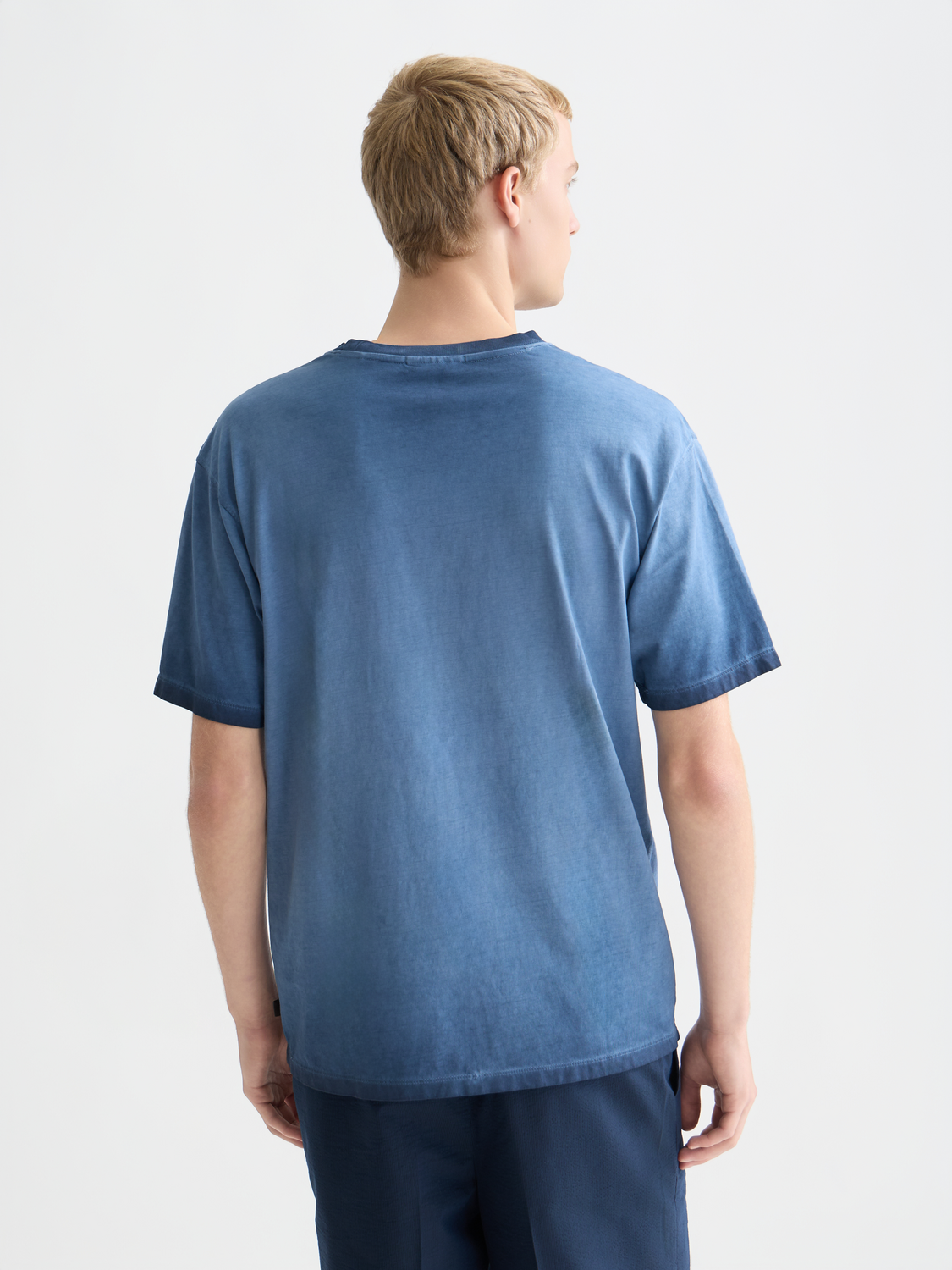 SCOTCH & SODA artwork short-sleeve T-shirt with creative print on the back, casual and stylish men's tee.