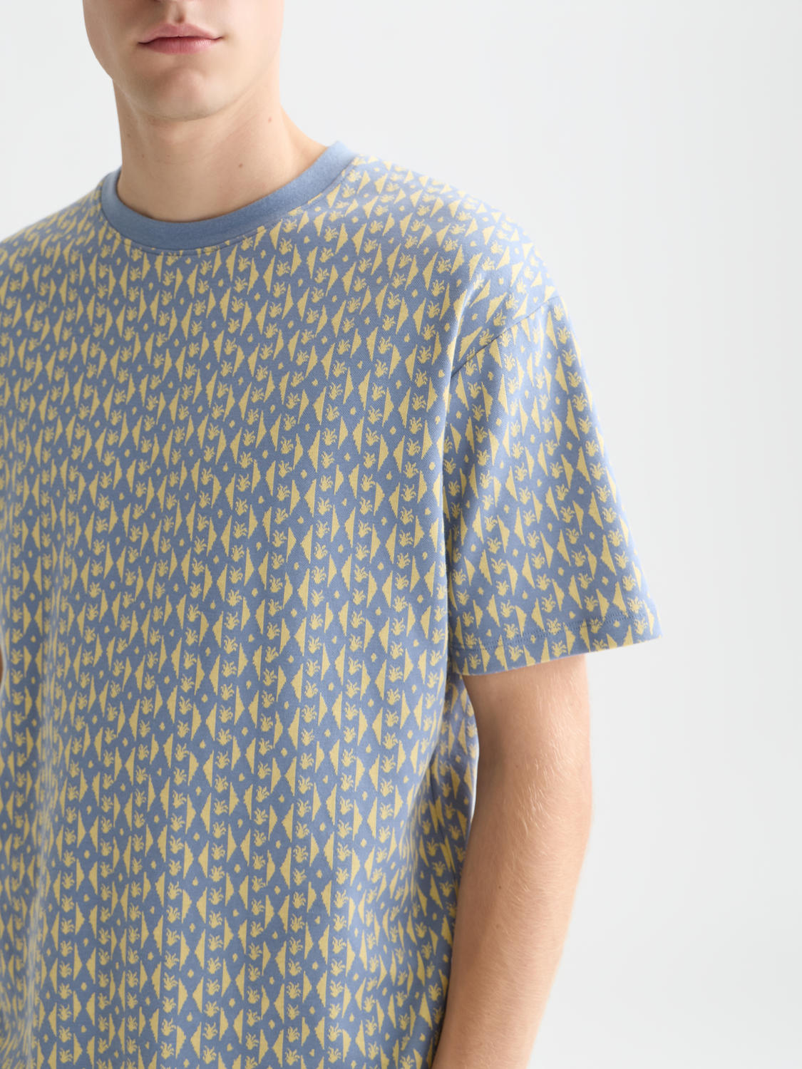 Scotch & Soda short sleeve jacquard T-shirt with intricate pattern, casual men's fashion top, stylish and comfortable.