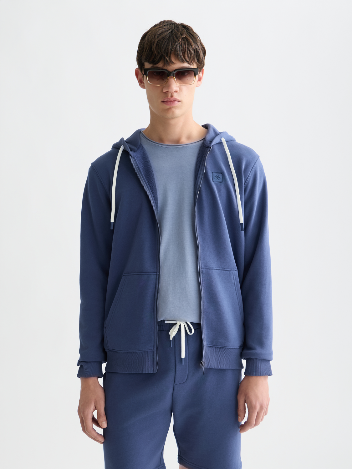 SCOTCH & SODA zip-through logo hoodie in black, featuring front zipper and casual fit, shown on a mannequin.