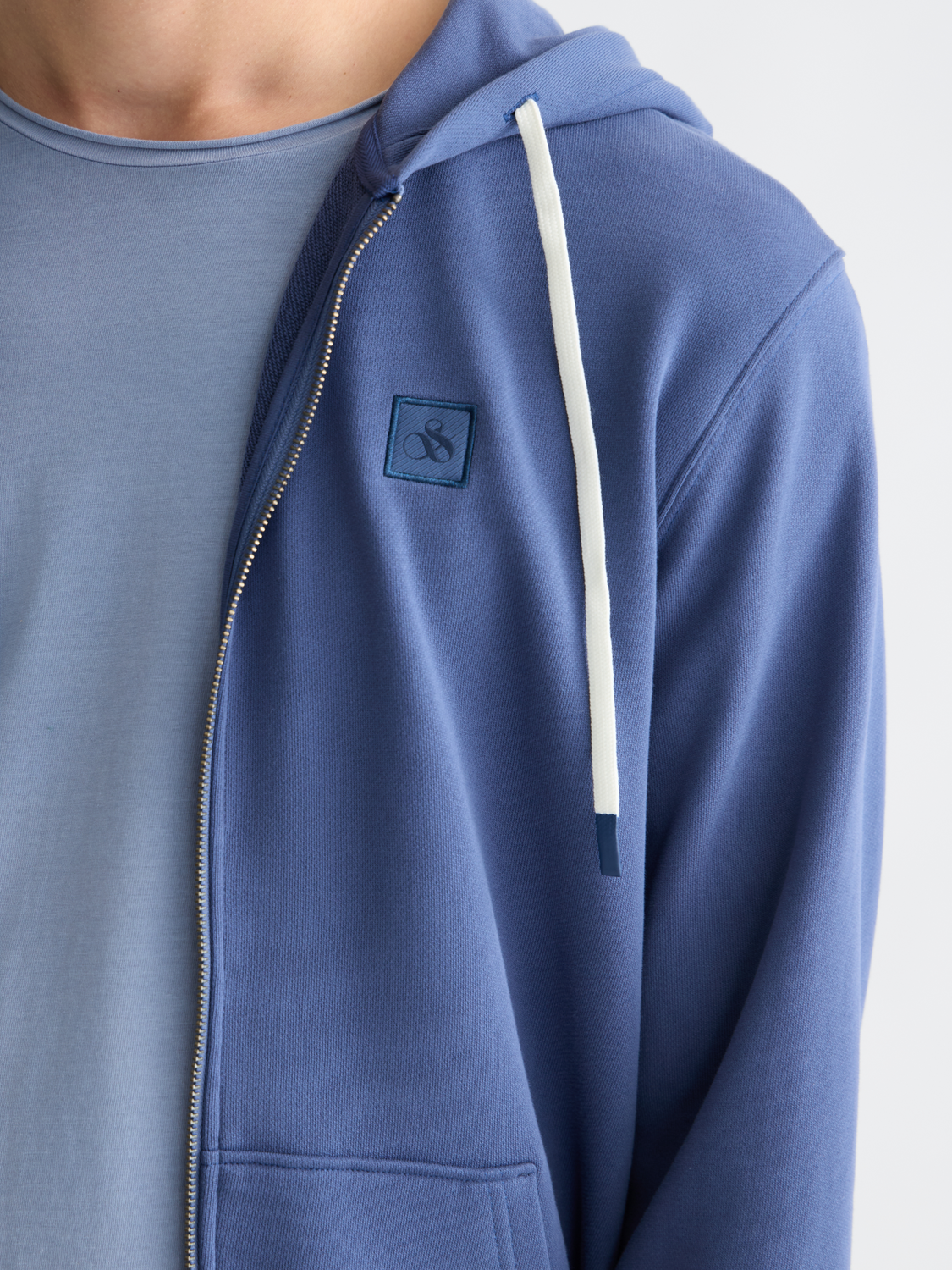 Scotch & Soda zip-through logo hoodie in gray, featuring a front zipper, hood, and brand logo on the chest.