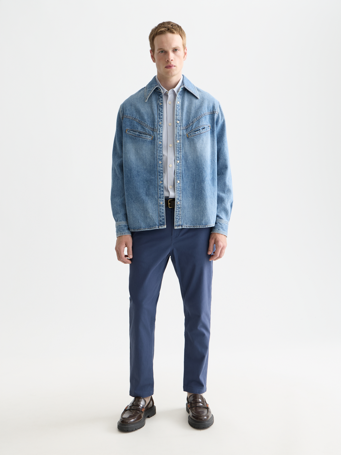 Scotch & Soda Drift tapered chinos pants in neutral fabric, featuring a tailored fit and classic style on a mannequin.