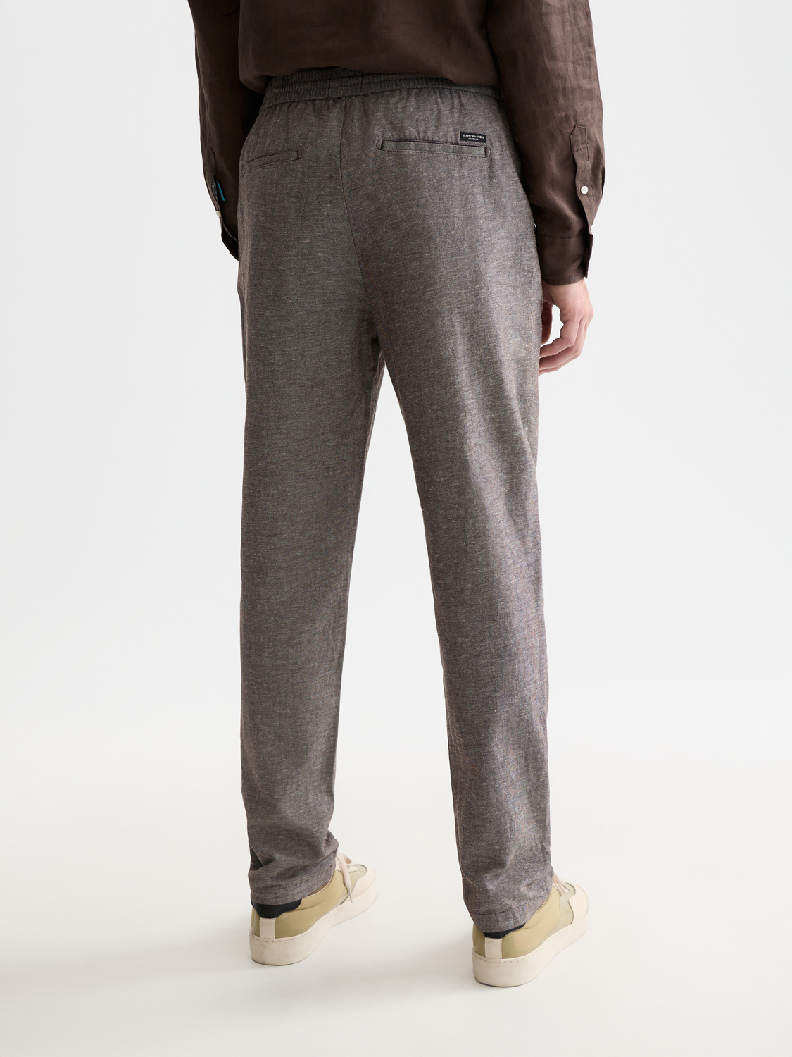 SCOTCH & SODA Warren joggers, stylish men's pants in navy with relaxed fit and elastic waistband, back view.