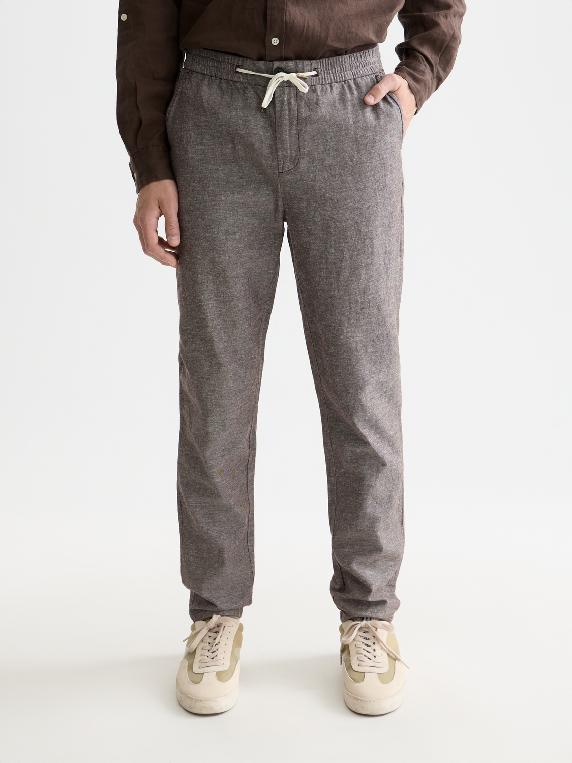 SCOTCH & SODA Warren joggers in dark red, relaxed fit pants with elastic waistband and side pockets, casual men's clothing.