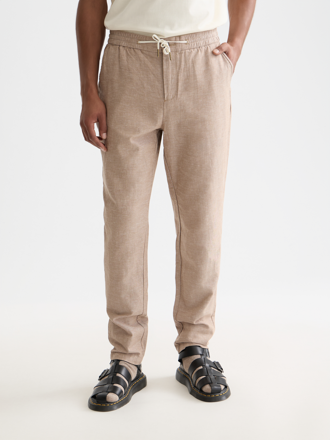 SCOTCH & SODA Warren jogger pants in charcoal gray, featuring a relaxed fit and elastic waistband, casual and comfortable for everyday wear.