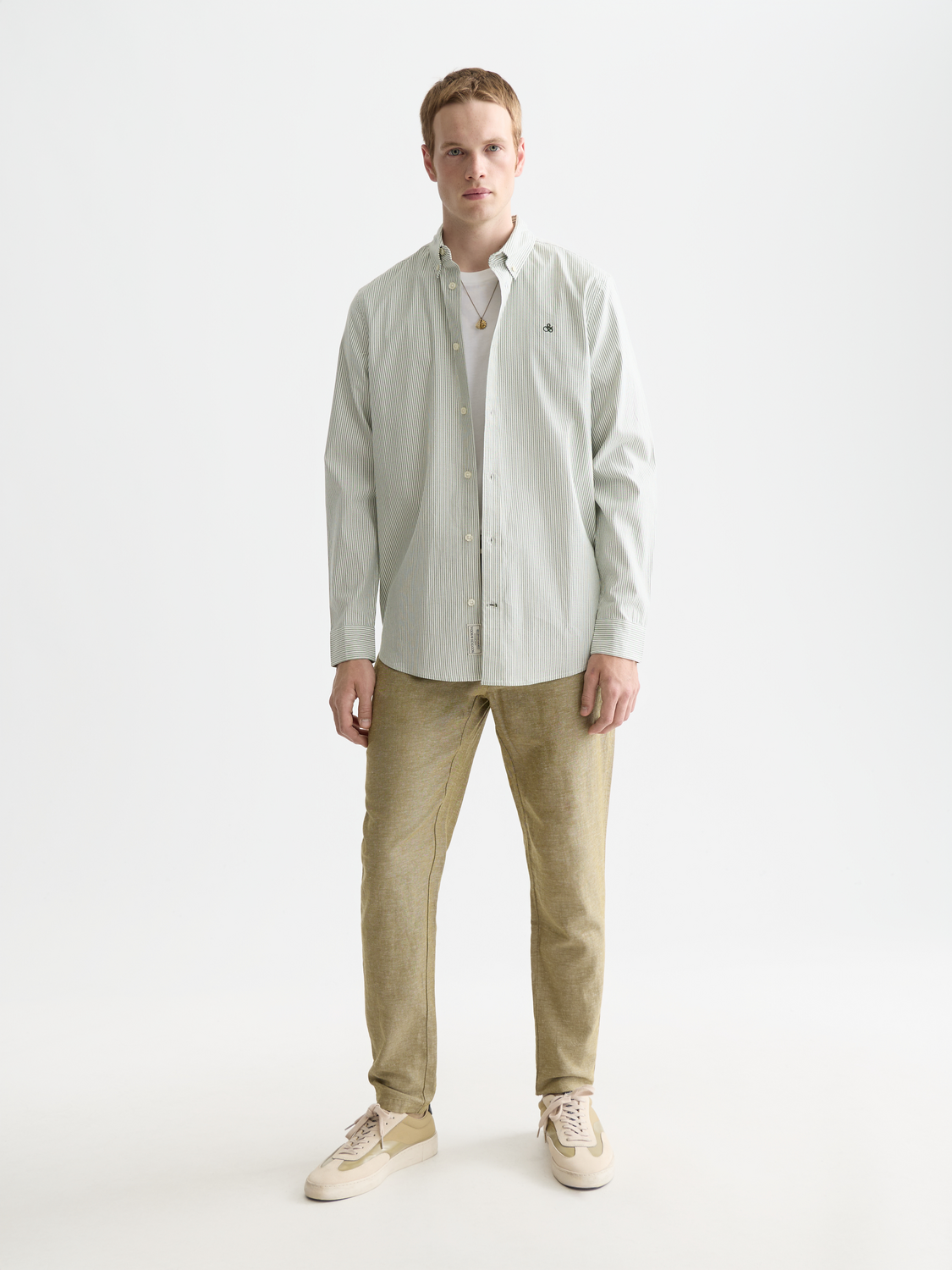 SCOTCH & SODA Warren jogger pants in dark fabric with relaxed fit and elastic waistband, shown on model.