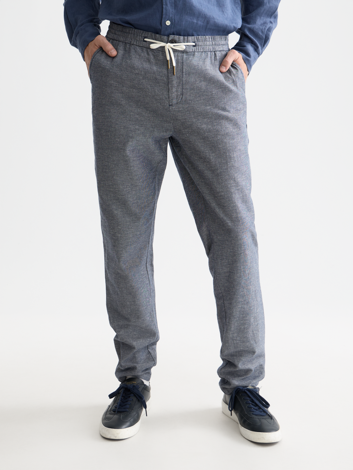 SCOTCH & SODA Warren joggers pants in dark red with relaxed fit and elastic waistband, shown on model.