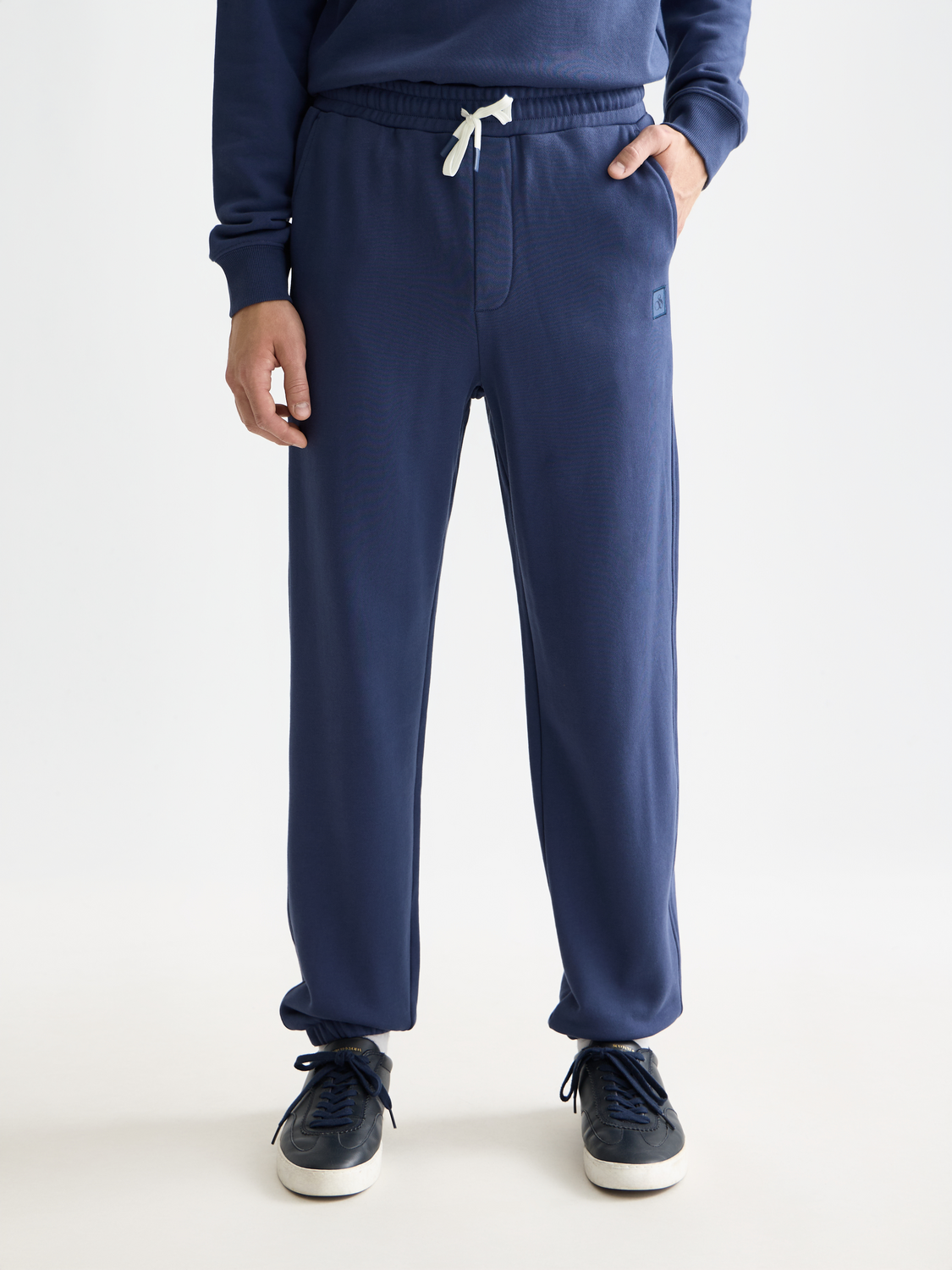 SCOTCH & SODA logo badge sweatpants with front logo patch and relaxed fit, made of soft fabric for casual wear.