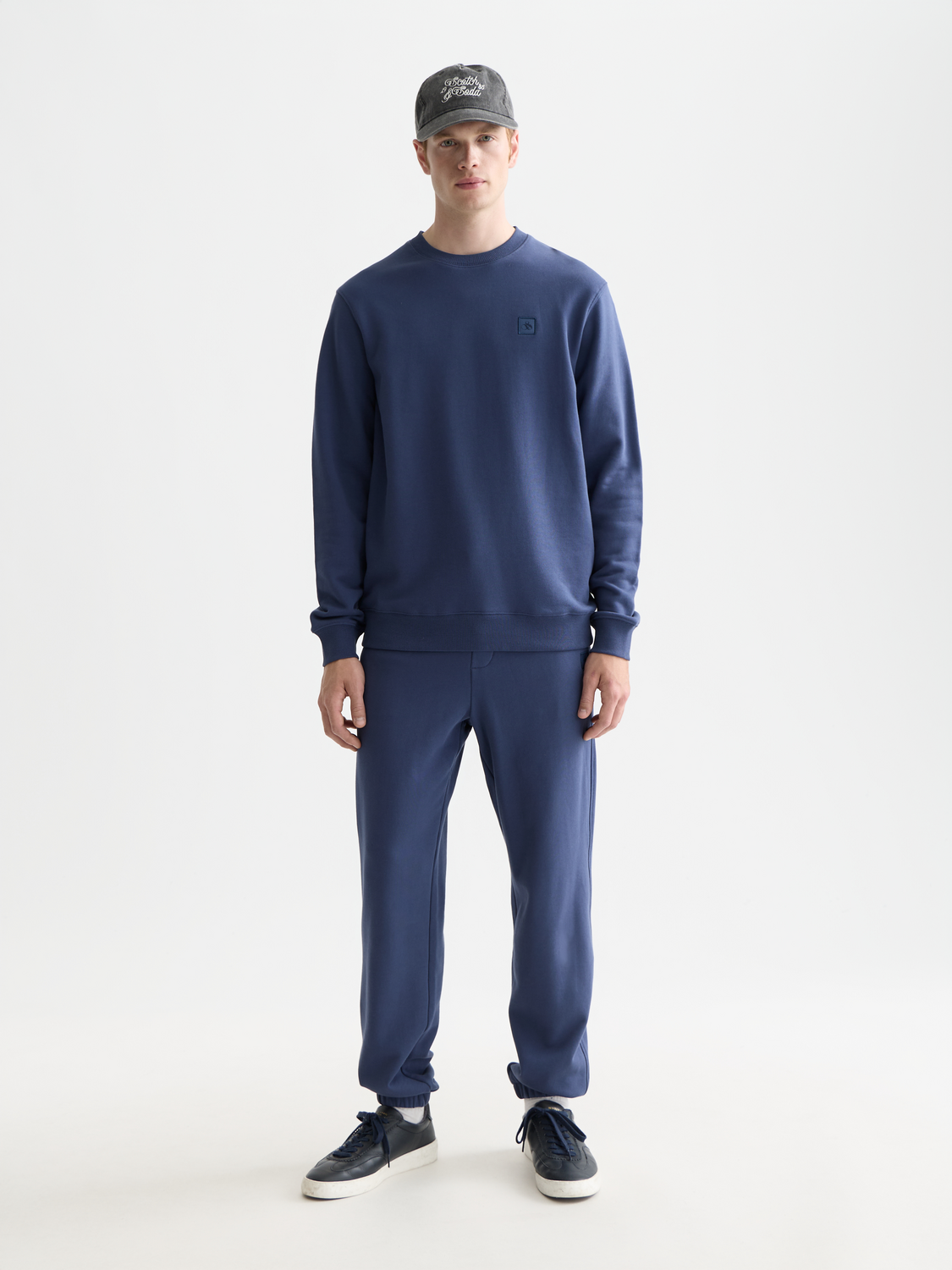 SCOTCH & SODA logo badge sweatpants with front logo patch and relaxed fit, made from soft fabric for comfortable casual wear.