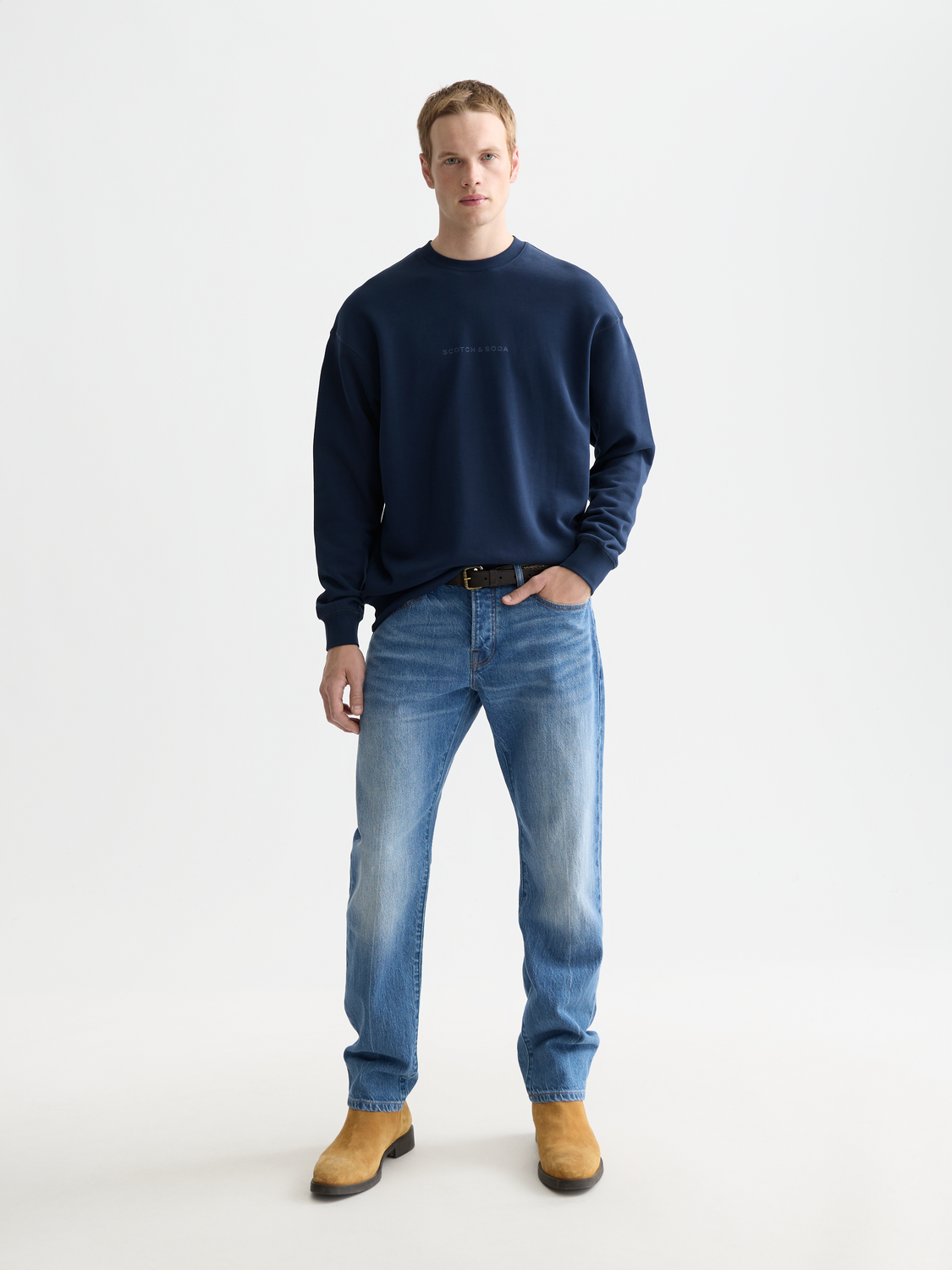 SCOTCH & SODA logo sweatshirt, casual sweats with front logo design, soft fabric, and relaxed fit.