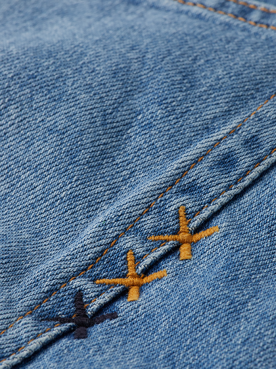 Wide-fit denim jeans by Scotch & Soda featuring a relaxed fit and classic five-pocket design.