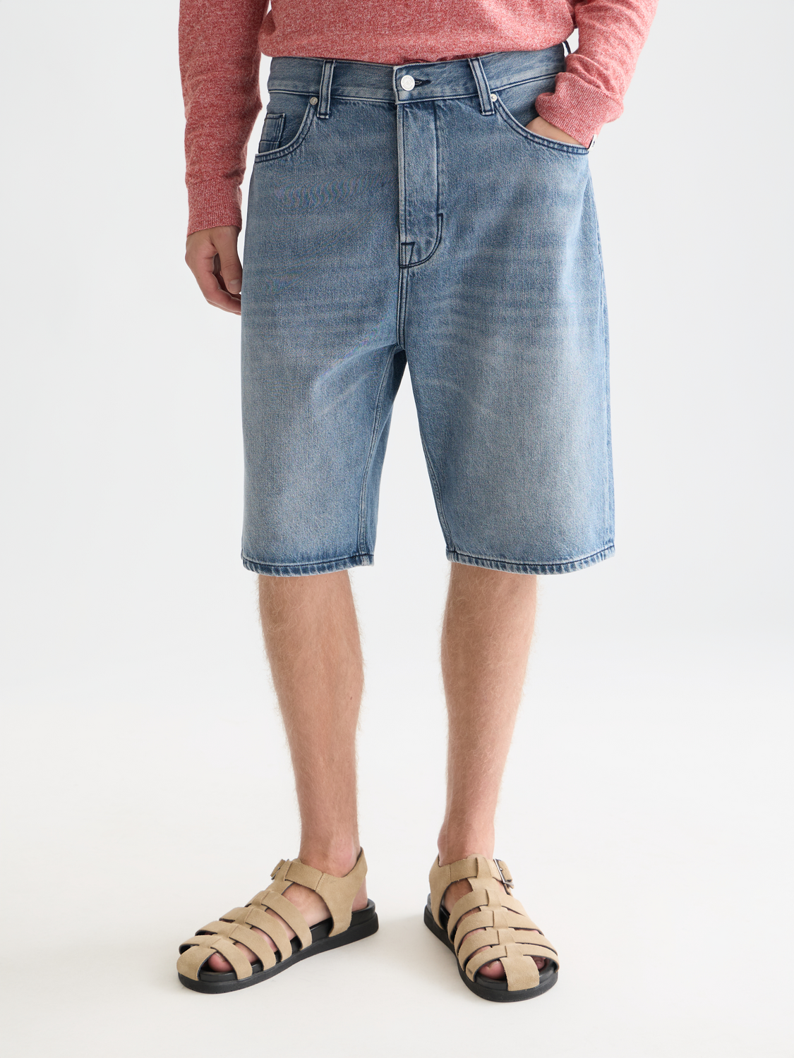 Scotch & Soda denim pitch loose-fit shorts with a relaxed fit, featuring classic five-pocket design and frayed hem.