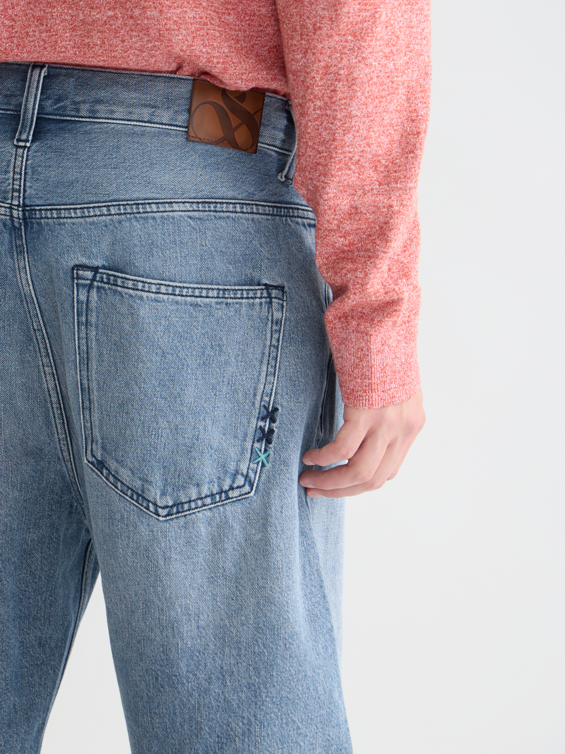 Denim Scotch & Soda pitch loose-fit shorts with distressed details and classic five-pocket design, casual summer style.