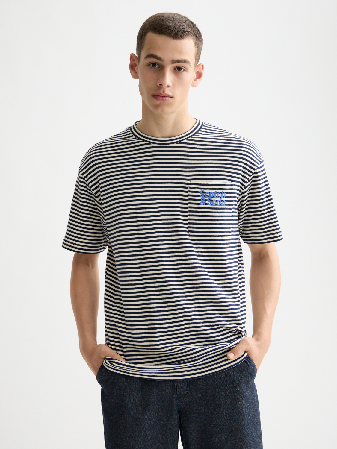 Double face pocket Scotch & Soda short sleeve t-shirt with contrasting front pockets, casual men's graphic tee.