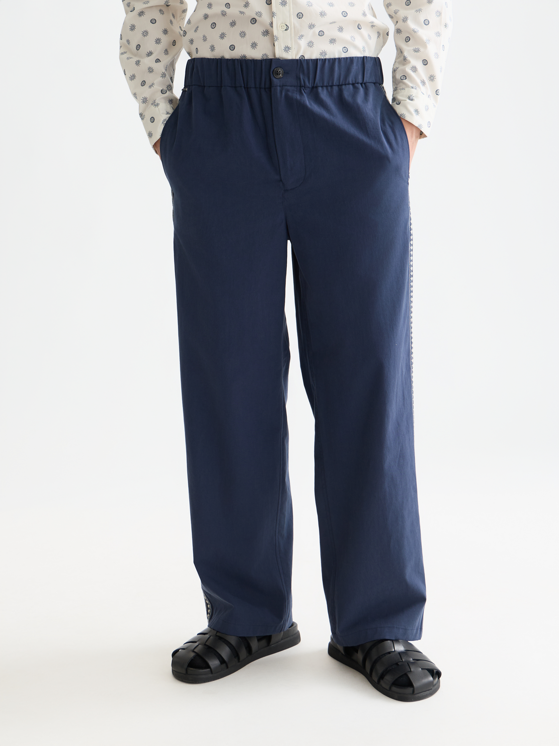 SCOTCH & SODA Otis straight-fit jogger pants in dark color, showing front view with elastic waistband and relaxed fit.