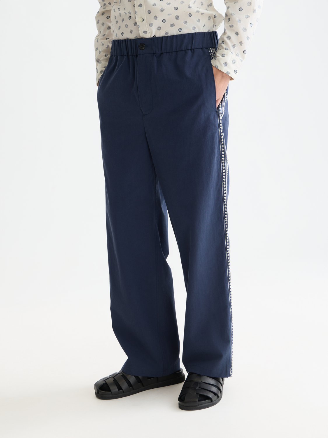 Scotch & Soda Otis straight-fit jogger pants in dark fabric, featuring a relaxed fit and casual style.