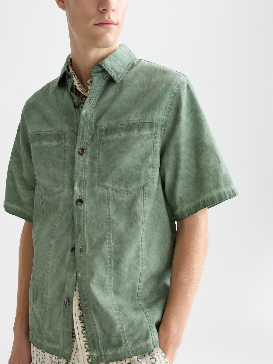 Washed short-sleeved shirt from Scotch & Soda, casual men's S/S shirt in soft fabric with a relaxed fit and subtle texture.