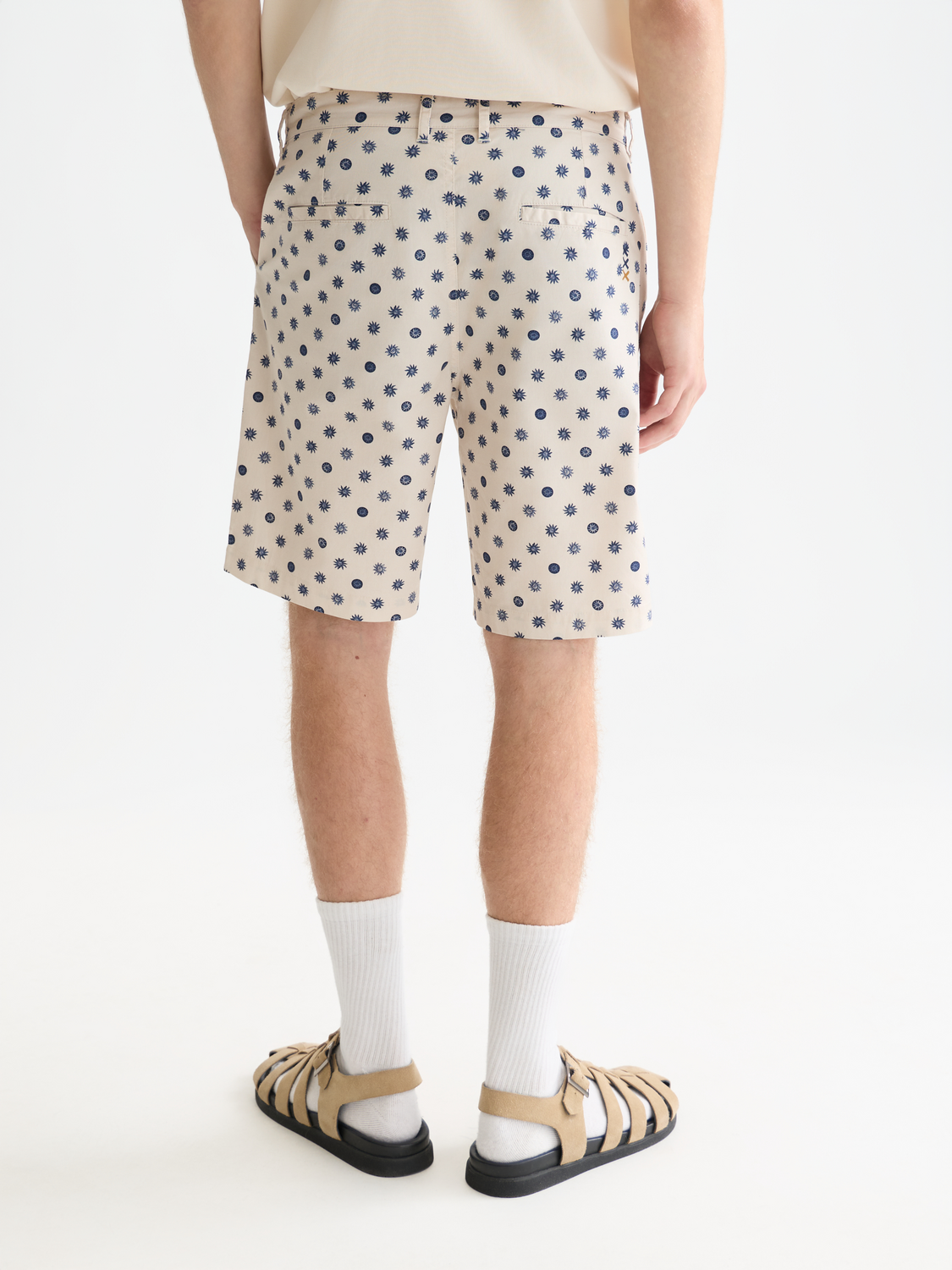 Scotch & Soda Stuart chino shorts in khaki, front and back view showing tailored fit and classic design.