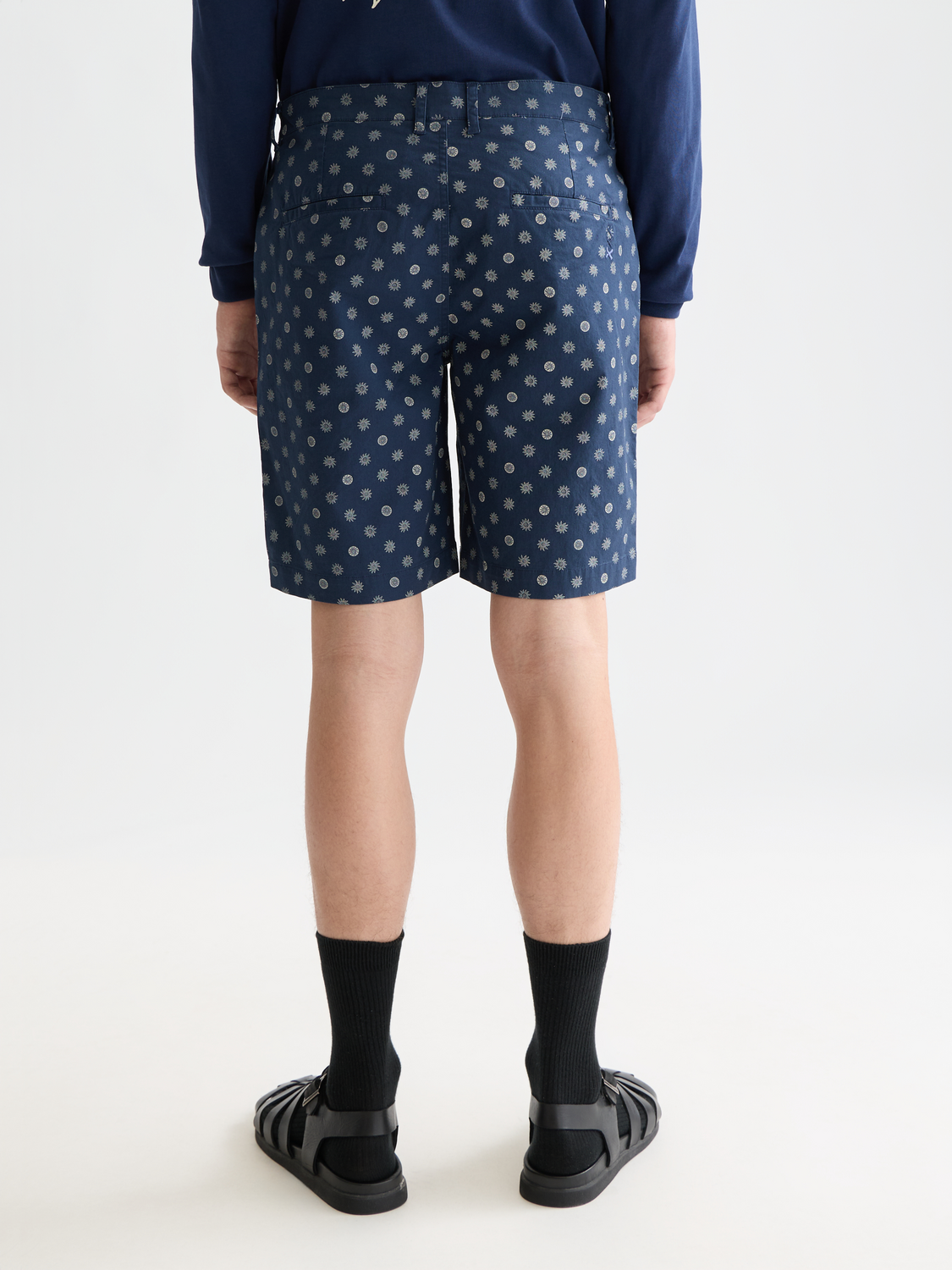 Scotch & Soda Stuart chino shorts in light khaki with back pockets, casual men's shorts for warm weather.