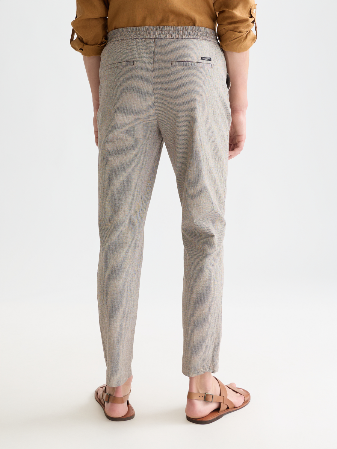 SCOTCH & SODA Warren joggers in black with relaxed fit and elastic waistband, displayed from the back.