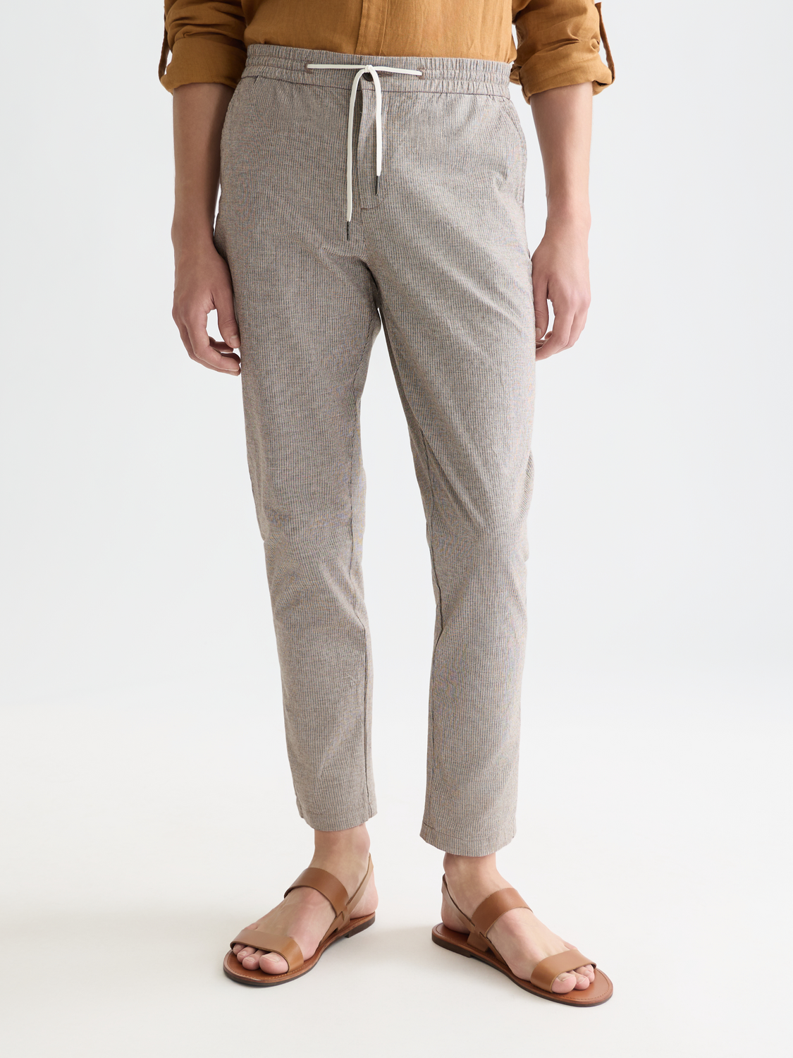 SCOTCH & SODA Warren joggers, stylish men’s pants in a comfortable fit, shown in a front view with a dark color and casual design.
