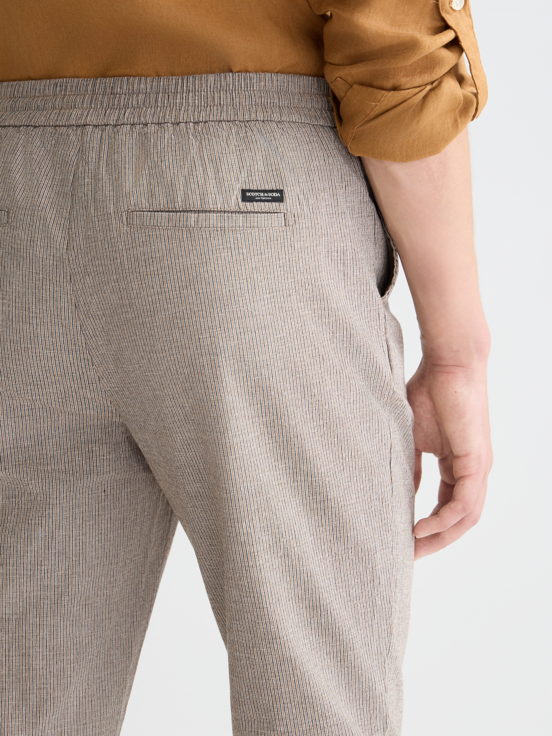 SCOTCH & SODA Warren jogger pants in neutral fabric, featuring a relaxed fit and casual style for everyday wear.