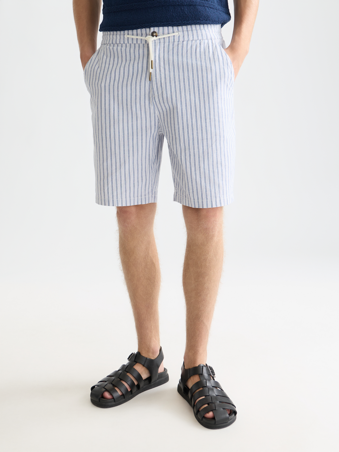 SCOTCH & SODA Fave cotton-linen shorts, beige color, featuring a relaxed fit and casual style, displayed on a model.