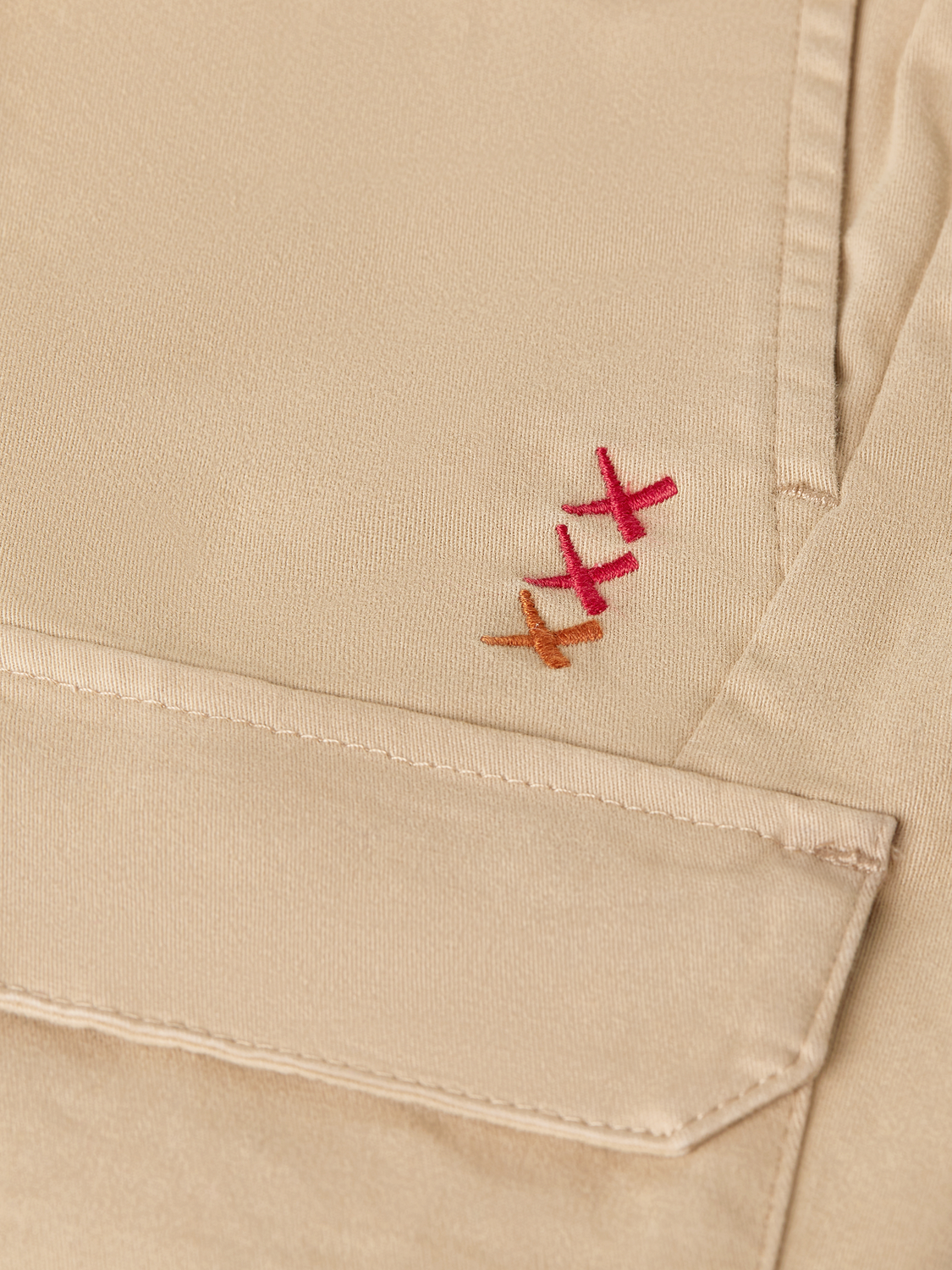 Kids' cargo shorts by Scotch & Soda, featuring multiple pockets and casual fit, suitable for everyday wear.