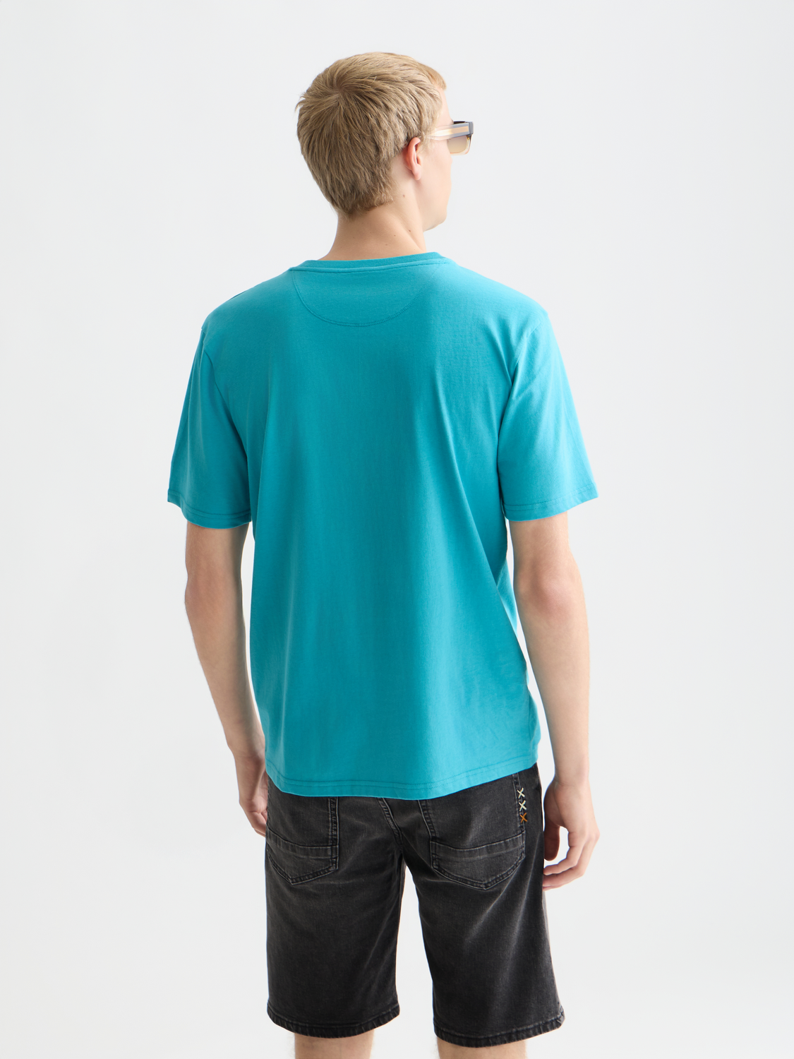 Black short-sleeve Scotch & Soda logo t-shirt with front graphic design, casual and stylish men's clothing.