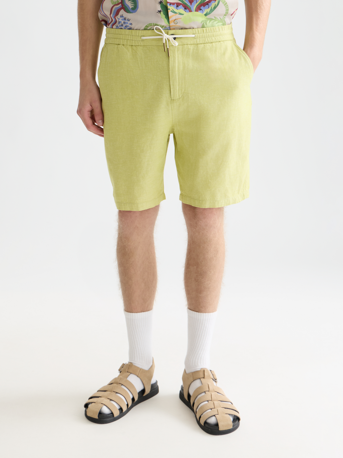 Light beige Fave cotton-linen shorts from Scotch & Soda, featuring a relaxed fit and casual style, shown on a model.