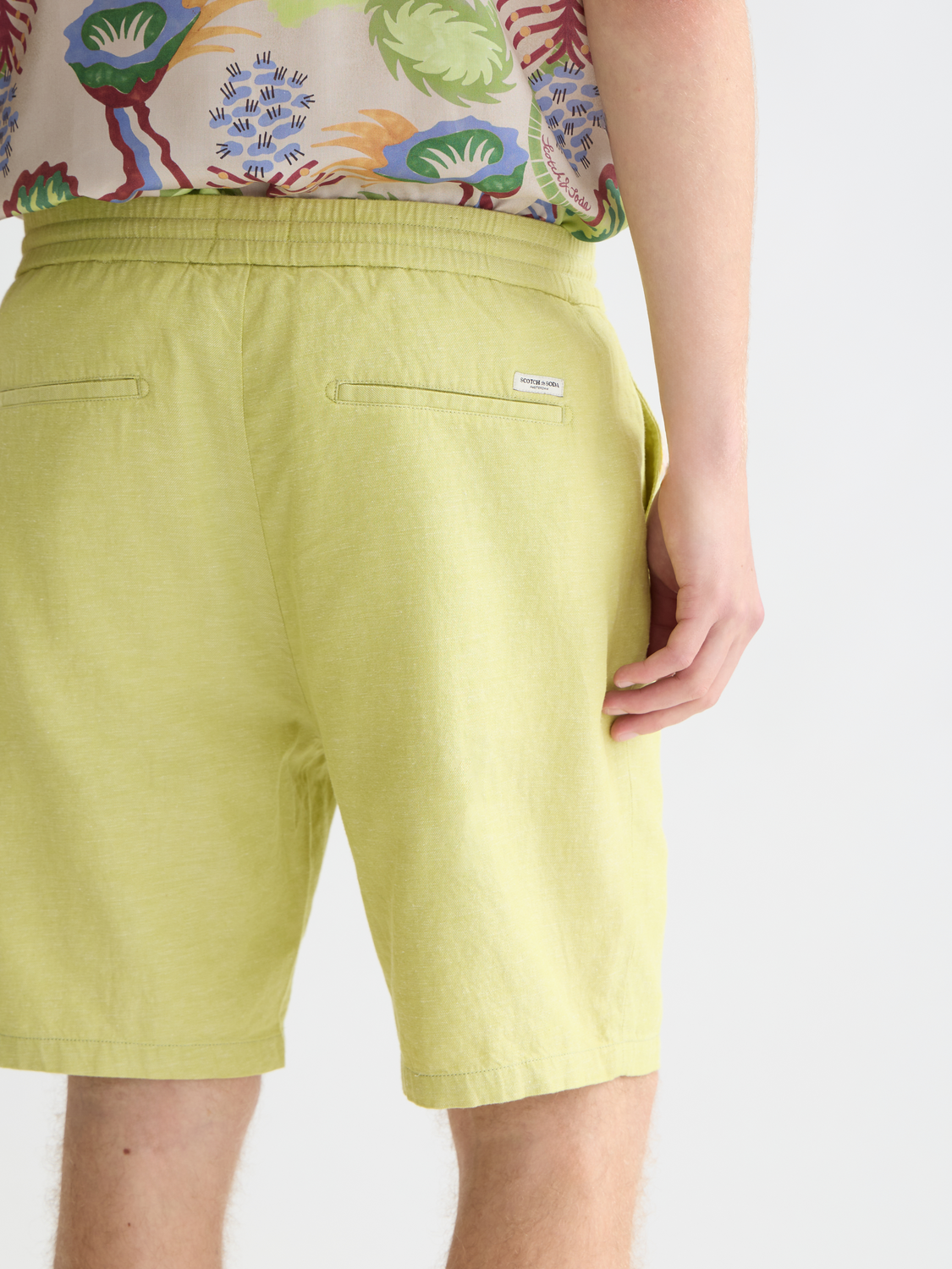 Light beige Fave cotton-linen shorts by Scotch & Soda with a relaxed fit and adjustable waistband, displayed on a neutral background.