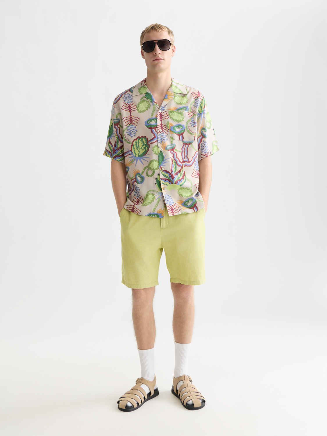 Light beige Fave cotton-linen shorts by Scotch & Soda, featuring a relaxed fit and casual style, displayed on a neutral background.