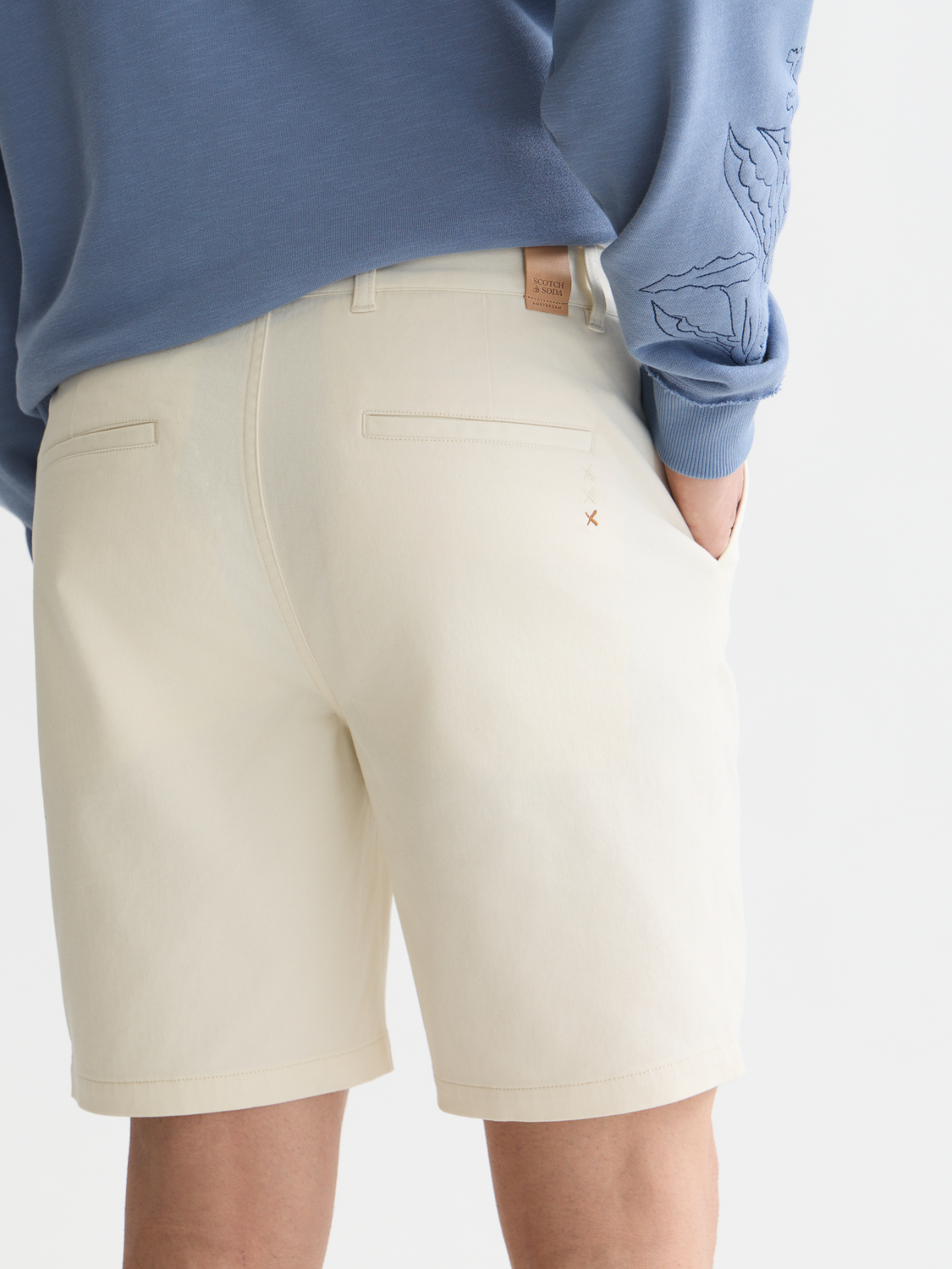Scotch & Soda men's Stuart chino shorts in beige fabric, featuring a classic fit with belt loops and side pockets.