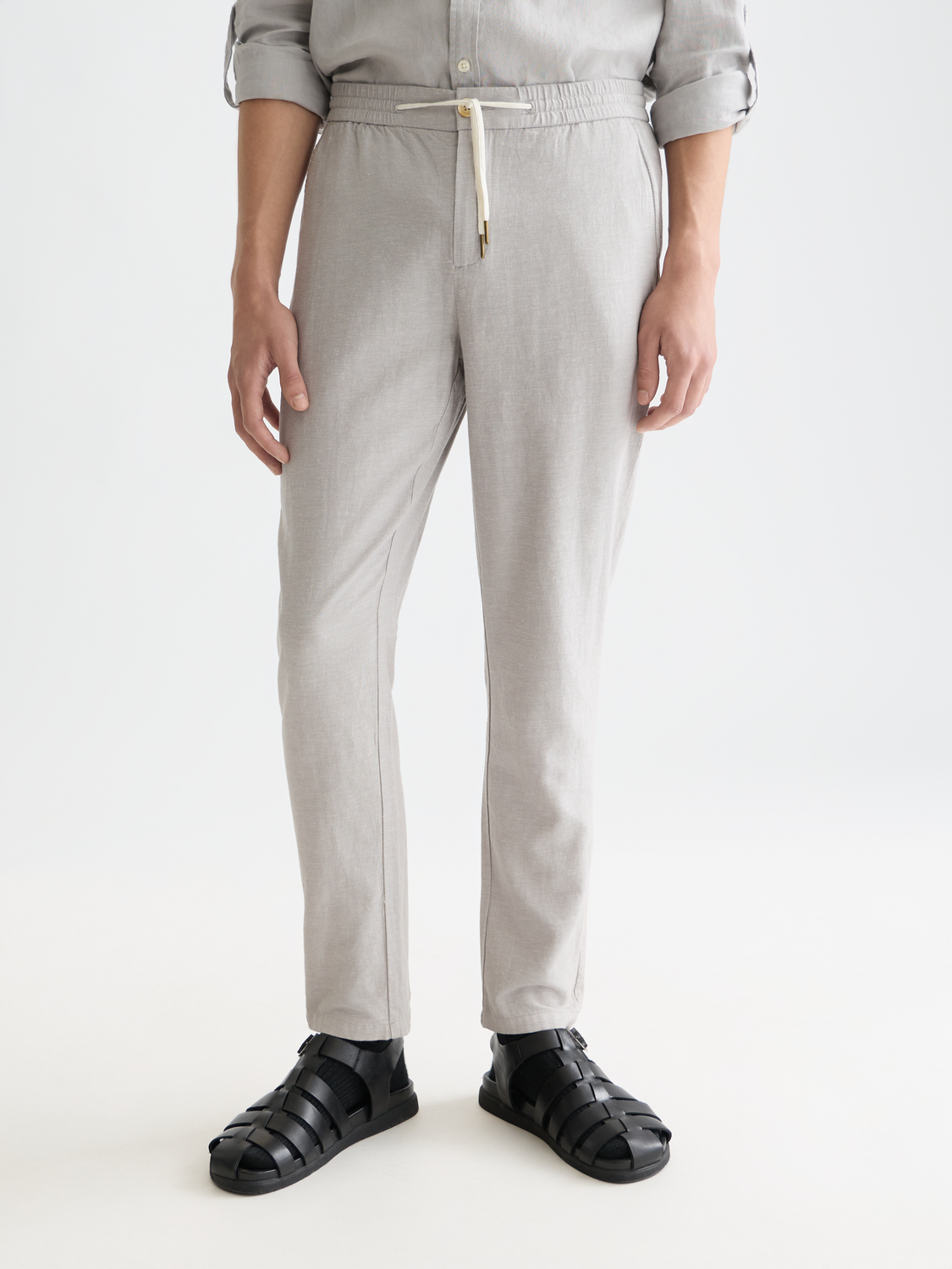 SCOTCH & SODA Warren jogger pants in dark color, featuring a relaxed fit with elastic waistband and casual style.