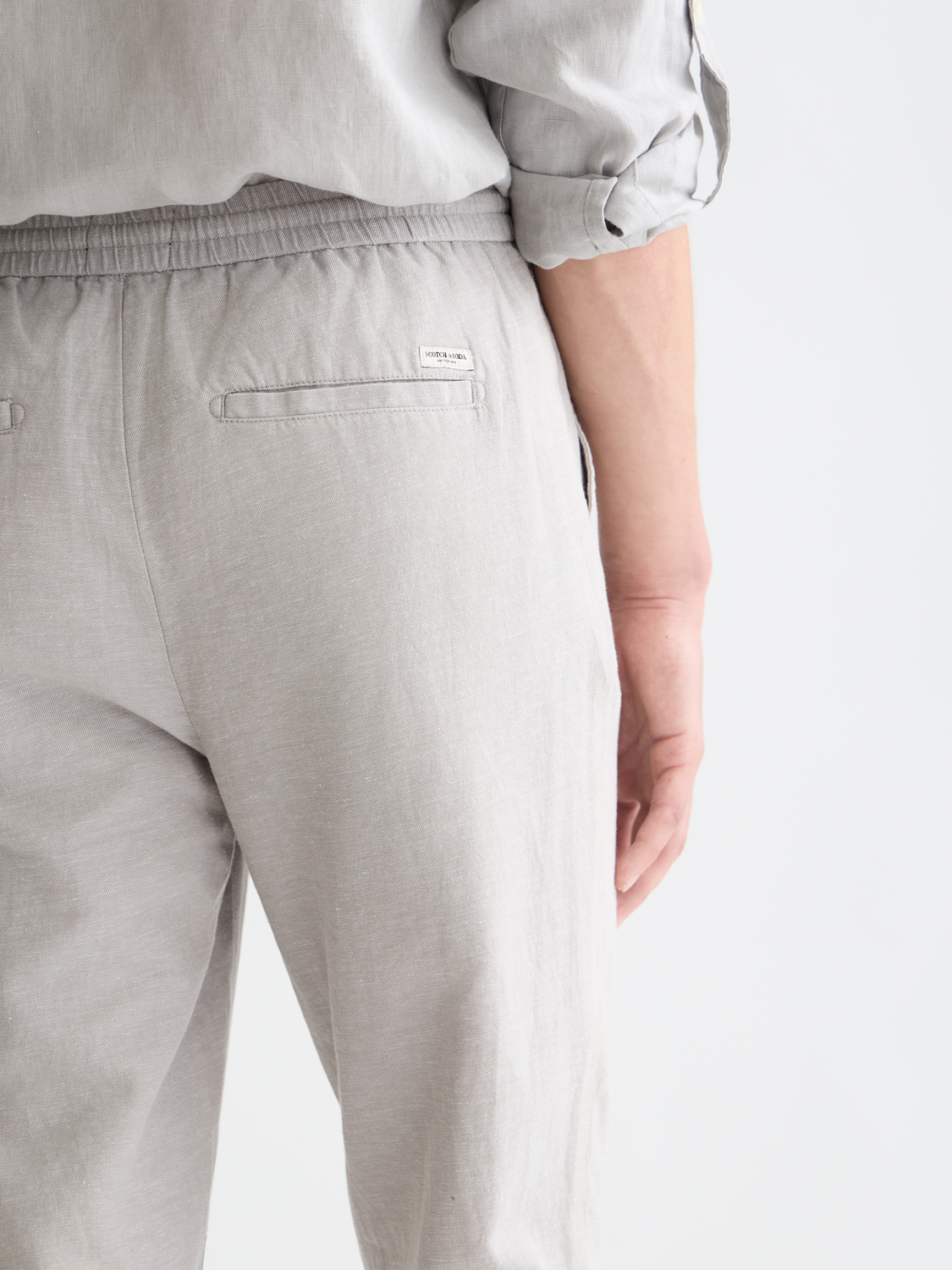 SCOTCH & SODA Warren jogger pants in dark fabric, featuring a relaxed fit with elastic waistband and side pockets.