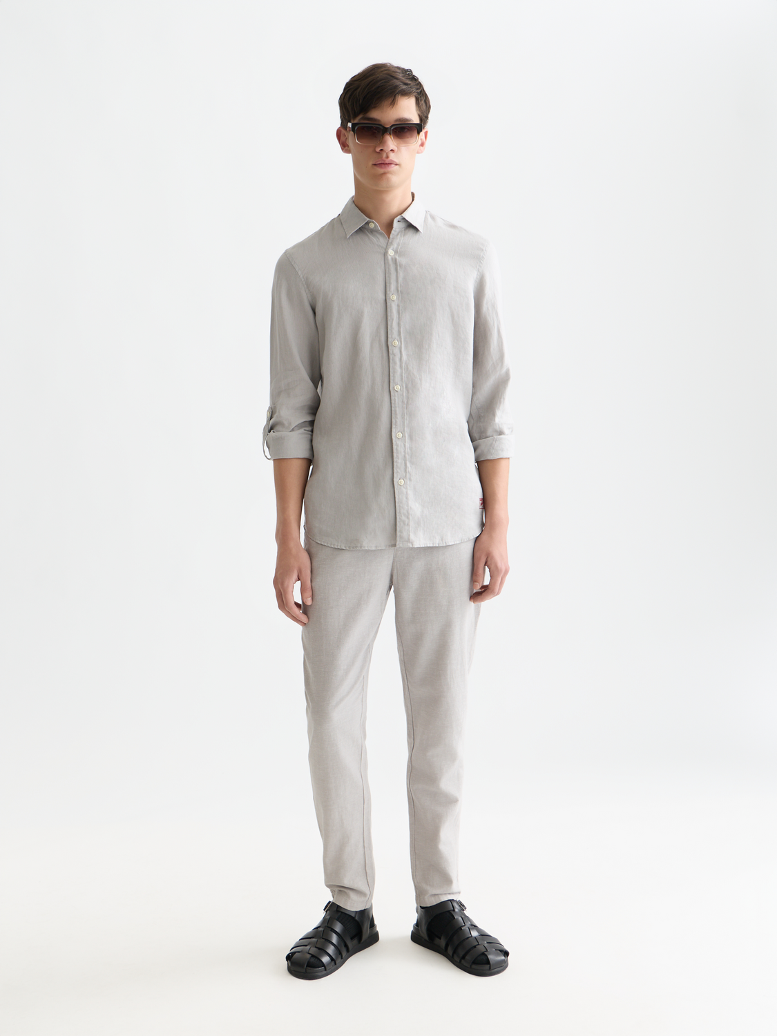 SCOTCH & SODA Warren joggers in navy, casual pants with elastic waistband and tapered fit, shown on a model.