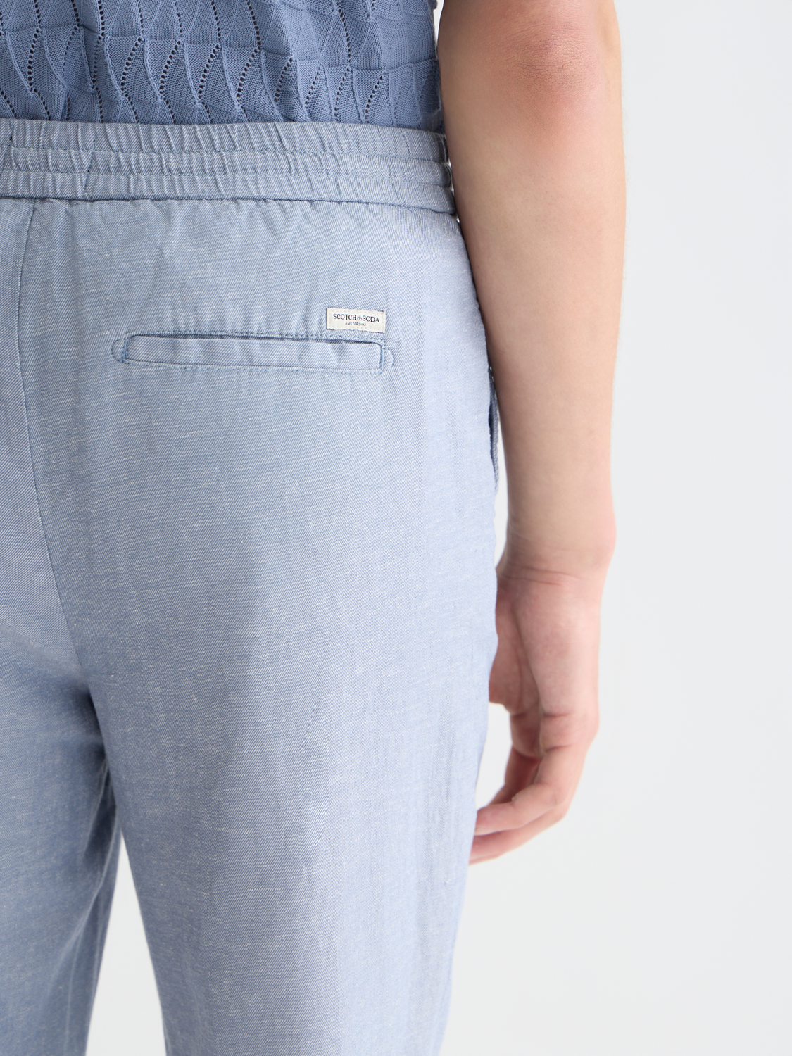 SCOTCH & SODA Warren jogger pants in neutral fabric, featuring a relaxed fit and casual style for everyday wear.