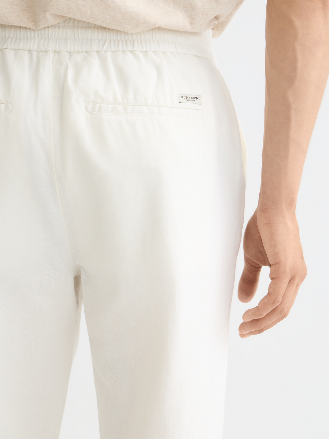 SCOTCH & SODA Warren joggers pants in neutral fabric, featuring a relaxed fit and casual design, displayed on a plain background.